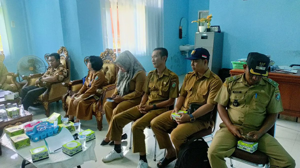 PSegedong's tweet photo. Dukung percepatan penurunan angka stunting, Kapolsek Segedong hadiri kegiatan Mini Loka Karya Tingkat Kecamatan di Kantor Camat Segedong.
#polripresisi2024 
#divisihumaspolri 
#humaspoldakalbar 
#humaspolresmempawah 
#polresmempawahbestari 

#polresmpawah 
#kapolresmempawah https://t.co/BU8gOILsUJ