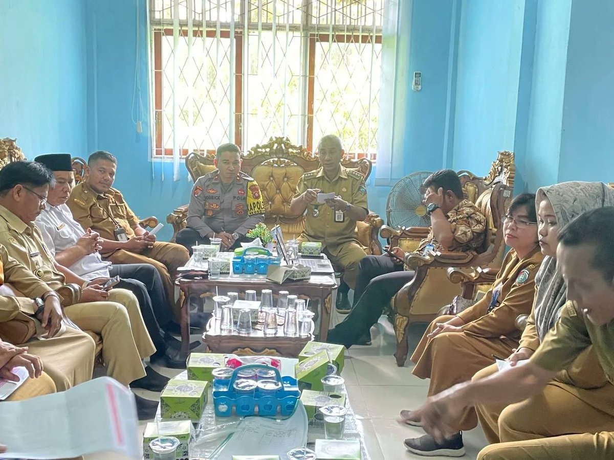PSegedong's tweet photo. Dukung percepatan penurunan angka stunting, Kapolsek Segedong hadiri kegiatan Mini Loka Karya Tingkat Kecamatan di Kantor Camat Segedong.
#polripresisi2024 
#divisihumaspolri 
#humaspoldakalbar 
#humaspolresmempawah 
#polresmempawahbestari 

#polresmpawah 
#kapolresmempawah https://t.co/BU8gOILsUJ