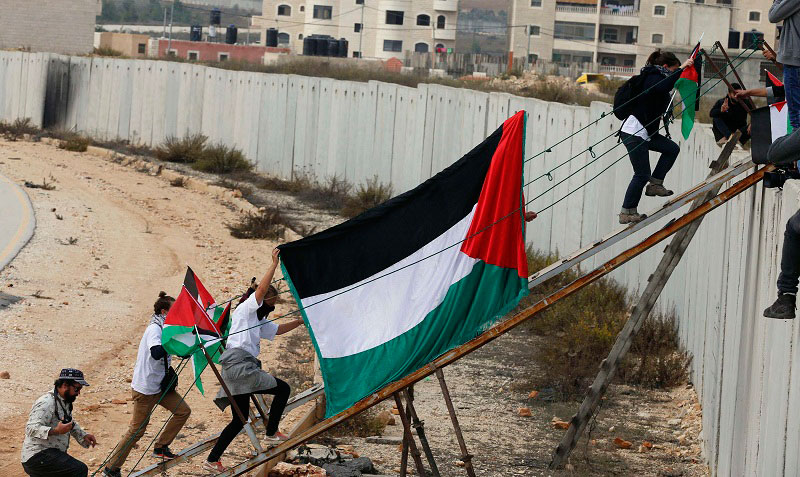 EMANUEL28082733's tweet photo. 9/7/2004

En La Haya la #CPJI, con el voto en contra de EEUU, declara que el muro de contención israelita, es contrario al derecho Internacional y Ariel Sharon le acusa de defender el terrorismo

El Genocidio no empezó el 7Oct 2023

@EMANUEL28082733
@mar_rojo_ https://t.co/V44J3B3xTe