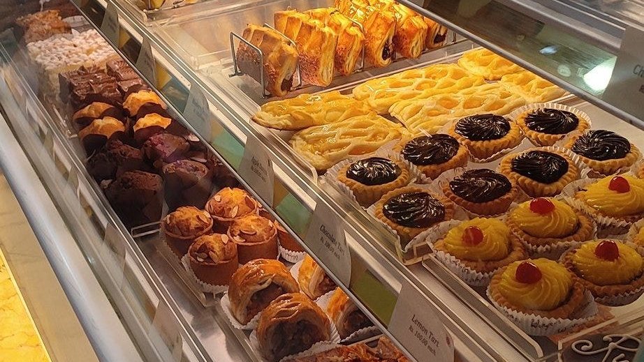 Here's a quick thread on one of the most beloved bakeries of Delhi: Wenger's in Connaught Place, that has been a beloved spot of Dilliwallahs since 1926