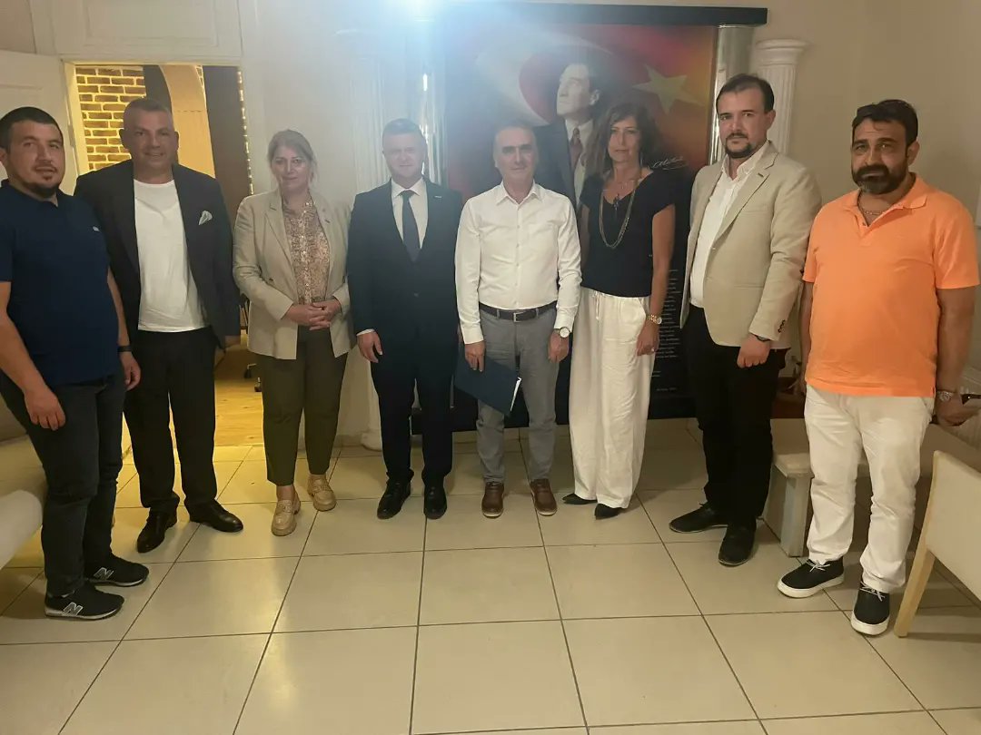 Şube Başkanımız Eyüp Tan ve Yönetim Kurulu Üyelerimiz Evreşe Belediye Başkanı Sayın Hakkı Uysal'a hayırlı olsun ziyaretinde bulundular.
Sayın Başkan'a misafirperverliğinden dolayı  teşekkür ediyor yeni görevinde başarılar diliyoruz.