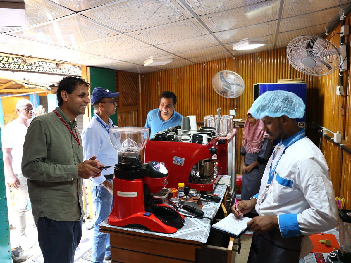 RohingyaResp's tweet photo. 🇨🇦Head of cooperation for @RohingyaResp, @viaprakash made his final visit to CXB.

@GAC_Corporate's support for skills, livelihoods, development, protection initiatives++ had a significant impact for #Rohingyas.

Thank you for your invaluable contributions to #refugees &amp; 🇧🇩hosts. https://t.co/lfwDeeVTGM