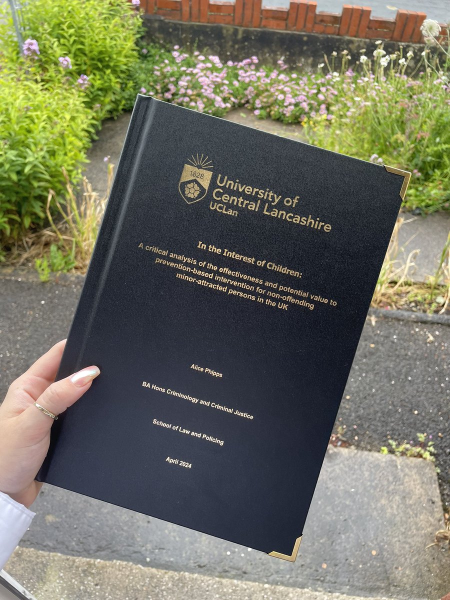 ASAPhipps's tweet photo. Graduated with a 1st AND an award for best dissertation, I could not be prouder of myself and how much I’ve grown and accomplished these last 3 years. I cannot wait for September to start back at UCLan for my masters🥳 https://t.co/ADTSj3VJv2