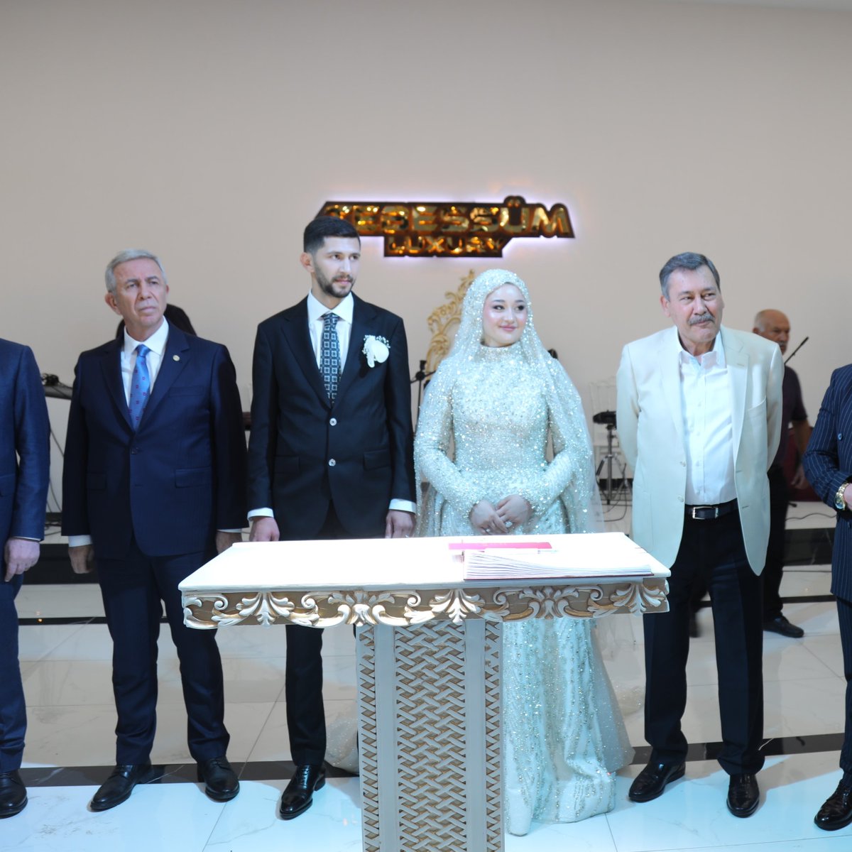 bosunatiklama's tweet photo. Mansur Yavaş ve Melih Gökçek, aynı d��ğünde nikah şahidi oldu. https://t.co/hemSjVrzL6