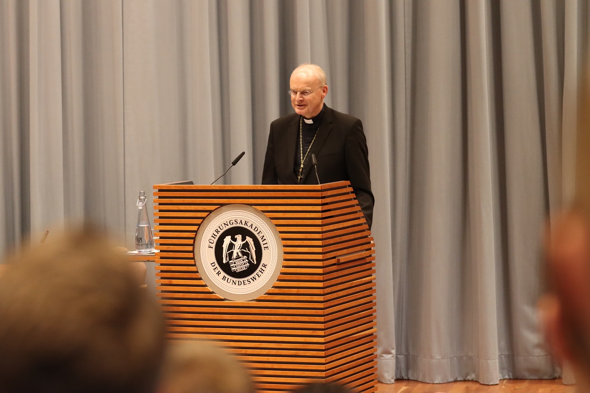 „Das Ziel aller Bemühungen, auch bei Einsatz von Waffengewalt, muss der #Frieden bleiben“, so der Katholische #Militärbischof, Dr. Franz-Josef Overbeck  an unserer Akademie. 

Der Grundsatz: „Ist das, was ich tue, handlungsethisch mit dem Ziel, das Gute zu erreichen, verbunden.“