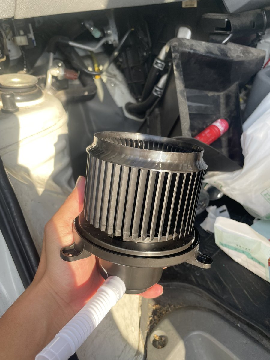 calix_company's tweet image. こんな真夏にブロアモーター壊れたので炎天下の中車両整備です😇

簡単な整備は自分でやれば経費削減にもなりますし、配達中の急な故障にもある程度対応出来るので車の事知っといて損はしないですね笑

それにしても暑いです🫠