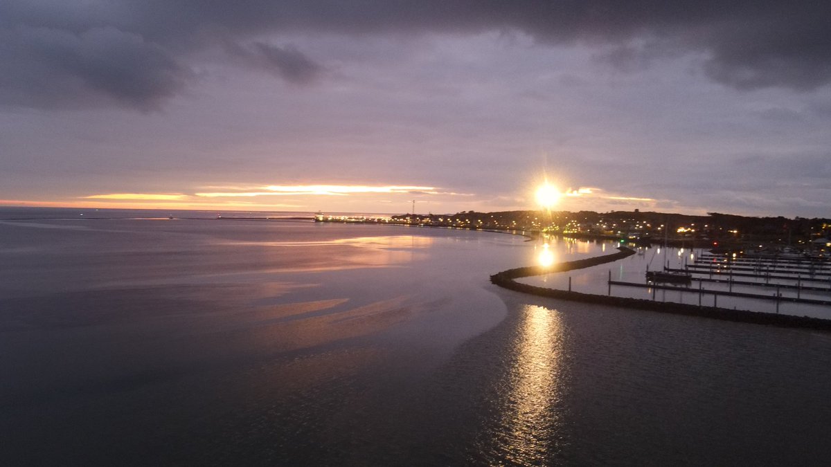 Werkt de app van <a href="/BuienRadarNL/">Buienradar</a> even niet, steek je hoofd uit het raam dan weet je of het giet (of niet) #boswachterwijsheid #weerspreuk #Terschelling #codeoranje