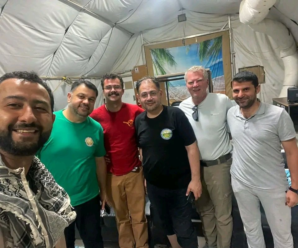 Mohmad_alfadil's tweet photo. للمرة الأولى منذ تاريخ تأسيس مخيم الركبان، وصول فريق طبي إلى المخيم، مؤلف من خمسة أطباء مختصين في "جراحة الأعصاب، أطفال وتخدير، طبيبي أسنان، صحة نفسيّة"، برفقة المدير التنفيذي للمنظمة السورية للطوارئ "معاذ مصطفى".
#أنقذوا_مخيم_الركبان
#syrianetf https://t.co/51hp0AJE30