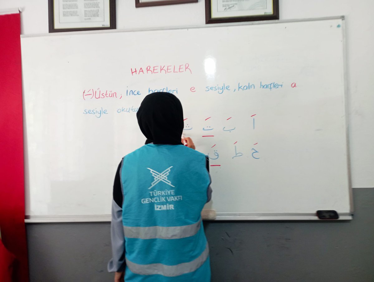 📍Değerler Atölyesi
📖 Kur’an-ı Kerim Eğitimleri🕌📿🧎‍♂️‍➡️

Harekeler (Üstün) konusu ile devam ediyoruz. 📖

#biryazbingelecek
#yazokulu 
<a href="/tugvaizmir/">TÜGVA İzmir</a>