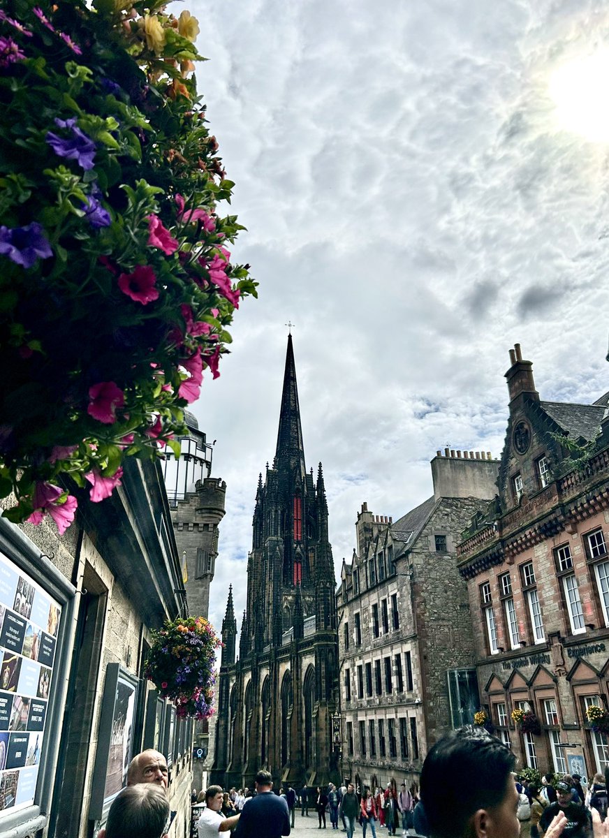 activematterKU's tweet photo. #ActiveMatterLab members and @molinajohnj arrived at Edinburgh to Join, ‘The Physics of Self Organizing Active Matter’ workshop. 
Utilized the free time to explore the castle area before starting conference.
#Kyodai
#Edinburgh https://t.co/7t2xbnR0nq