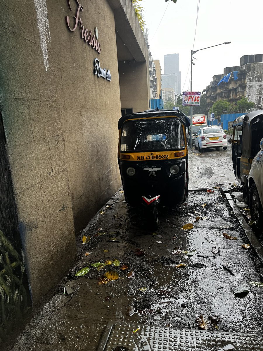 harshaddonde's tweet photo. @mybmcWardPN @MumbaiPolice @mybmc Pathanwadi Malad East. Regular feature of autos been parked on the pavements. Can you please assist in removing https://t.co/6iB2IXzsSC