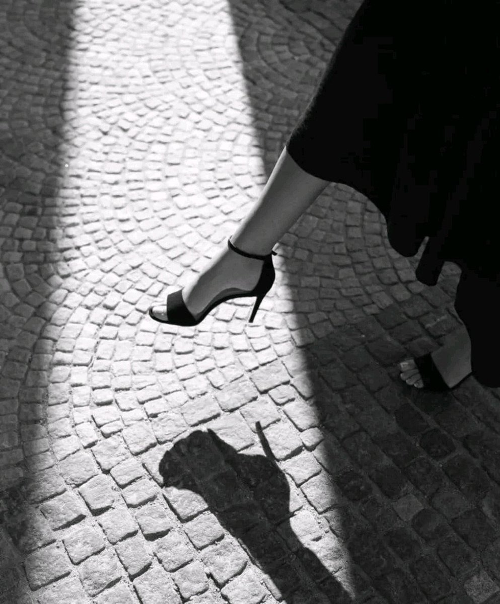 لا شيء يستحق أن تهتز أرواحنا لأجله .
نحن نستحق الحب و كثيرًا من الدلال