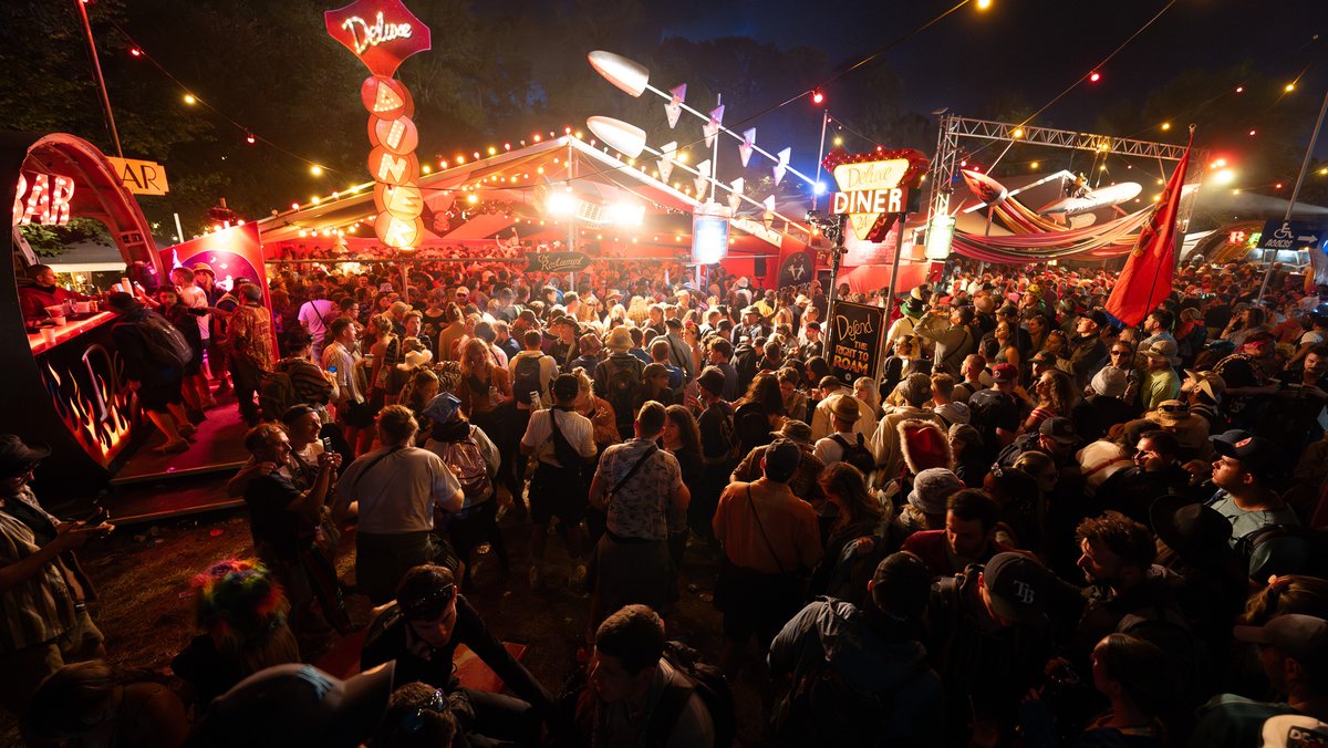 DeluxeDinerGlasto tweet media