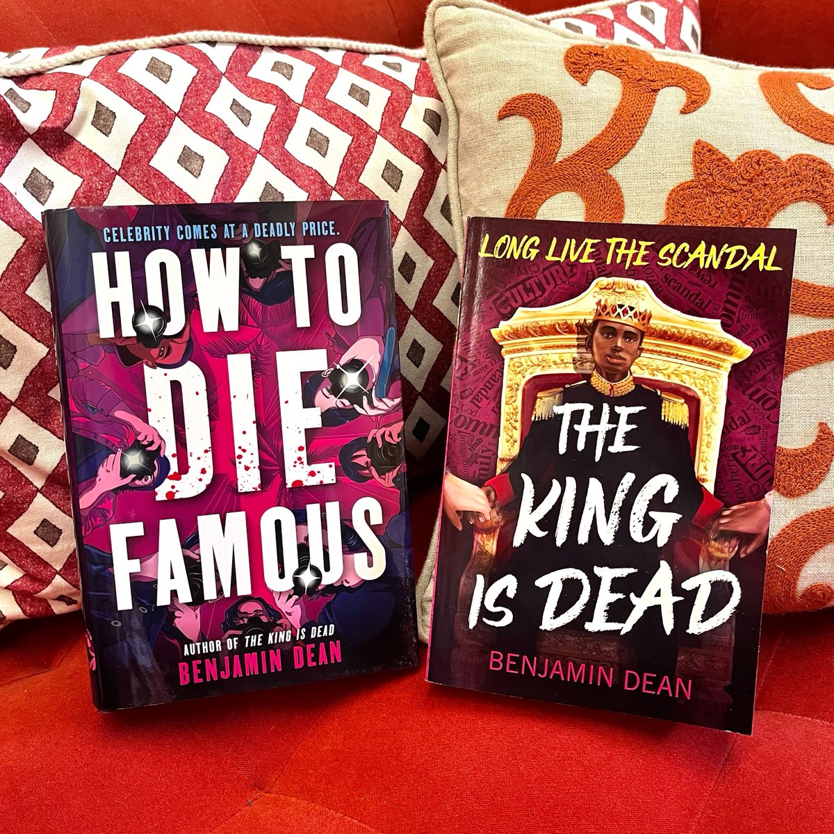 MMLitAgency's tweet photo. Mess. Scandal. Drama. ๐ฉธโค๏ธโ๐ฅ US and Canada readers, if this sounds like your thing then youโre in luck! @NotAgainBen's books #HowToDieFamous (hardback) and #TheKingIsDead (paperback) are available today ๐
Addictive thrillers with unexpected twists. Be sure to grab your copies of both books now ๐ฌ๐