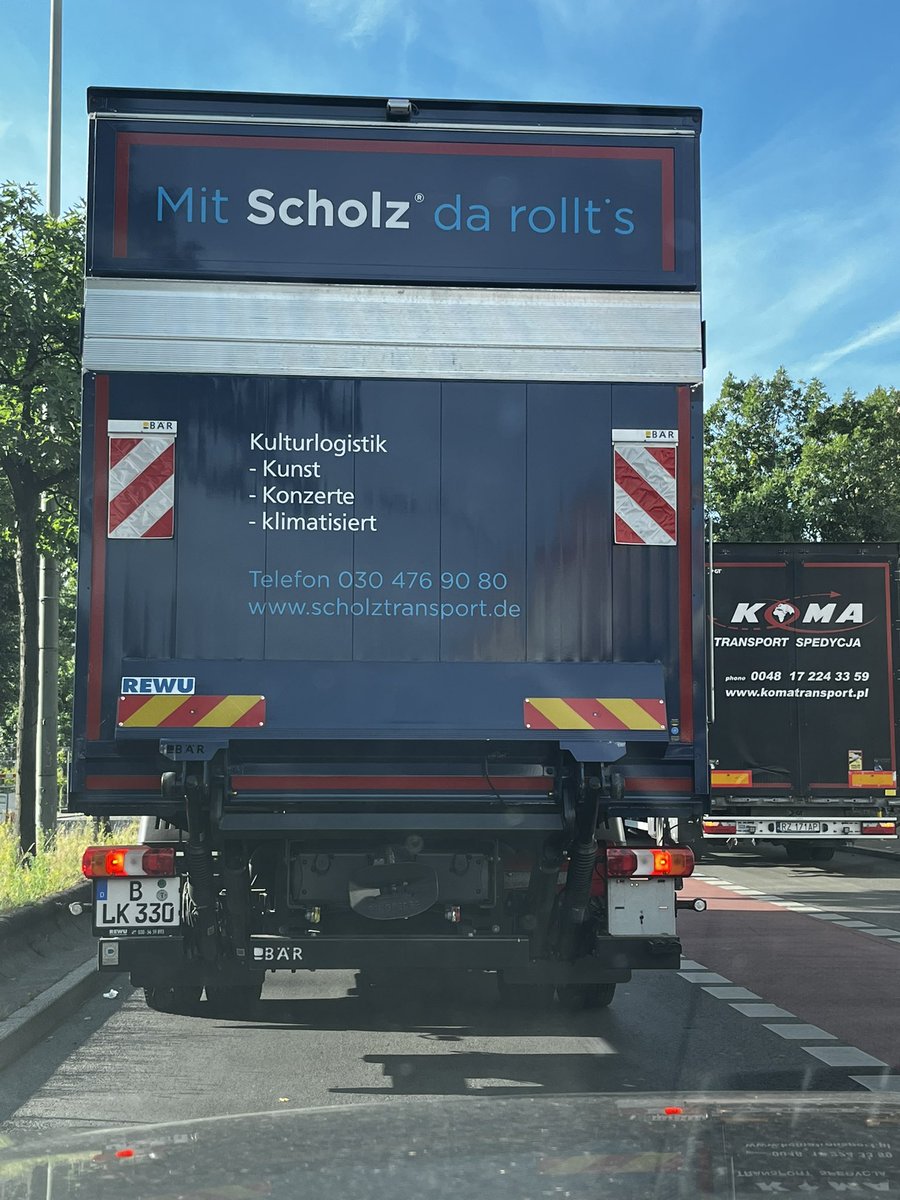 Koettker_K's tweet photo. Zwei Fragen auf dem heutigen Weg ins Büro. Welche PR-Agentur hat sich das schon wieder ausgedacht? Und warum stehe ich hinter diesem LKW seit 20 Minuten im Stau? https://t.co/pMa5rM02dM