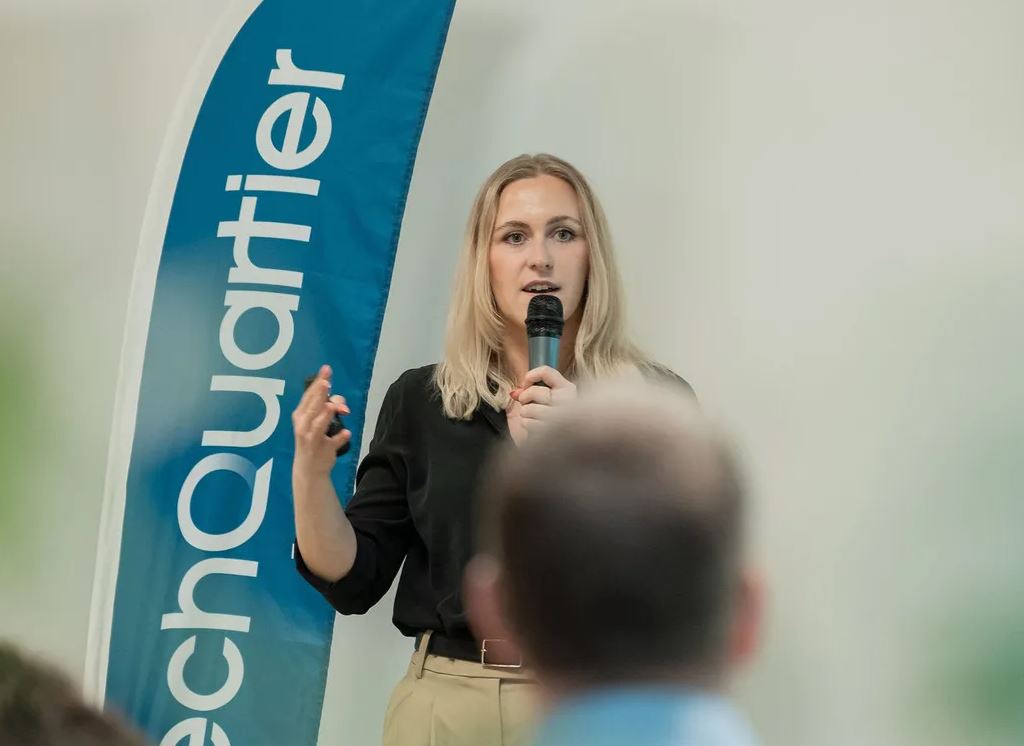 boersenzeitung's tweet image. Stabwechsel im Frankfurter #TechQuartier : Alice Rettig übernimmt von Sebastian Schäfer. Die Neue gilt als erfahrene Projektleiterin, die Wandel in Start-ups und Unternehmen vorantreibt.

#fintech  #startup   

@TechQuartier 
@FMFdigital 
boersen-zeitung.de/personen/stabw…