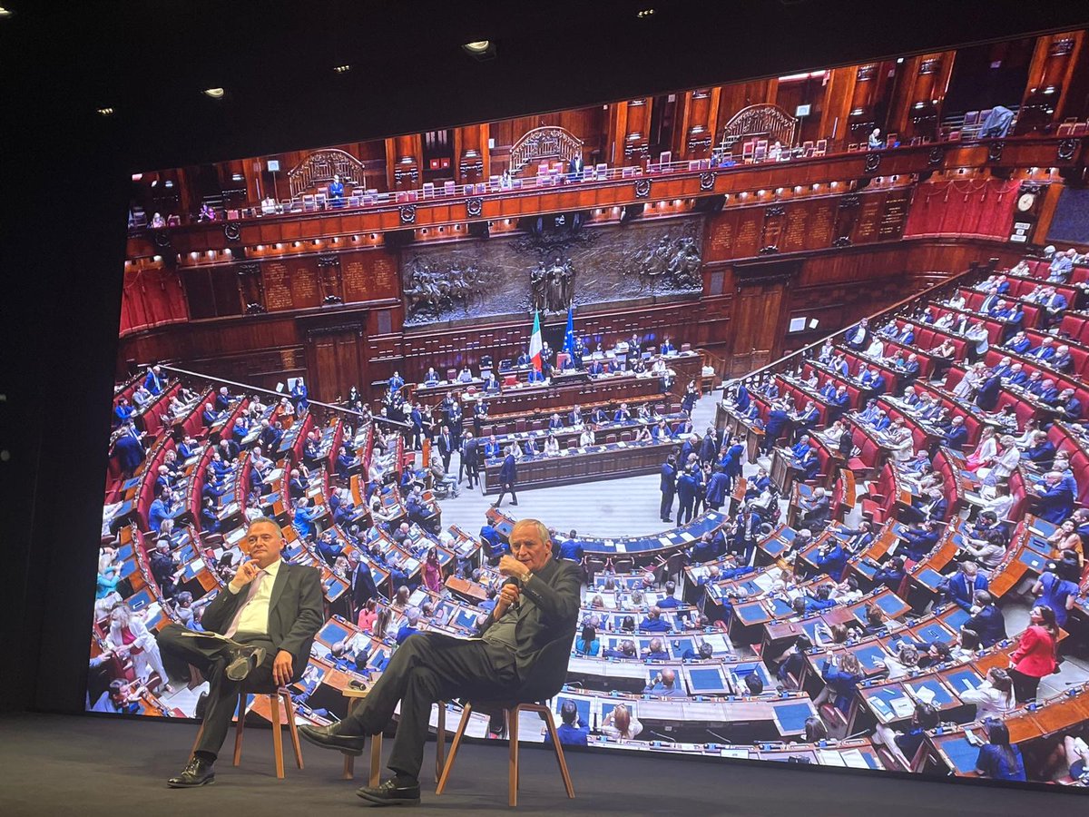 cuper_ER's tweet photo. Il @cuper_ER presente ieri alla presentazione del libro dell'assessore alla salute della @RegioneER @raffaeledonini "𝐈𝐥 𝐒𝐞𝐫𝐯𝐢𝐳𝐢𝐨 𝐒𝐚𝐧𝐢𝐭𝐚𝐫𝐢𝐨 𝐍𝐚𝐳𝐢𝐨𝐧𝐚𝐥𝐞 - 𝐔𝐧𝐚 𝐬𝐭𝐨𝐫𝐢𝐚 𝐝𝐚 𝐭𝐫𝐚𝐜𝐜𝐢𝐚𝐫𝐞". 
#CUPER #SistemaSanitarioNazionale https://t.co/jj4JR7EpH4