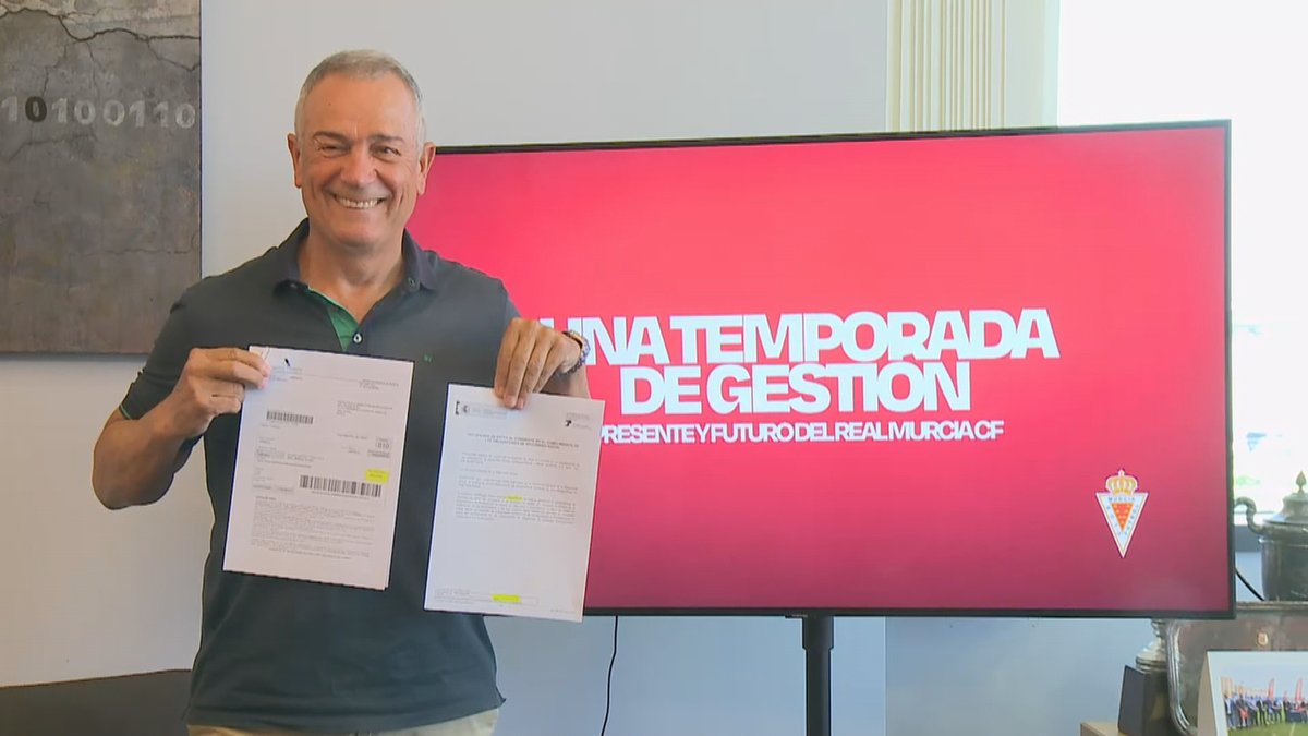 la7deportes's tweet photo. 👋 ADIÓS a la DEUDA

📄 El presidente del @realmurciacfsad, Felipe Moreno, posa junto al certificado de Hacienda y Seguridad Social

👀 La próxima semana quedarán pagados los 6.154.088 € que debe el club a las administraciones públicas

#Fútbol #La7Deportes https://t.co/ihnxIL9XW1