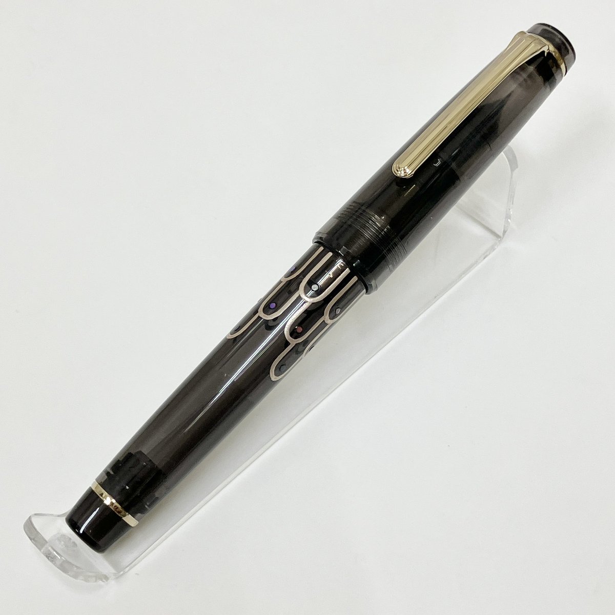 mznihonbashi's tweet photo. 【B1F万年筆】#セーラー万年筆 #ClassicKo シリーズより新発売 『#AlaSV』
同軸の神秘的なデザイン『アーラSV』は、神話に登場する神々の羽からインスピレーションを受けています。銀蒔絵に螺鈿をあしらった、瑞々しい表情をお楽しみください。
ペン先:21金、MF、大型
価格:¥99,000(税込) https://t.co/YcpWPrd5IY