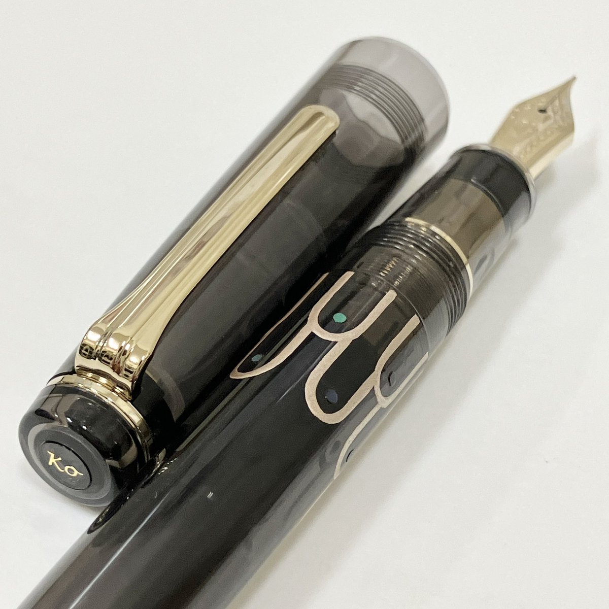 mznihonbashi's tweet photo. 【B1F万年筆】#セーラー万年筆 #ClassicKo シリーズより新発売 『#AlaSV』
同軸の神秘的なデザイン『アーラSV』は、神話に登場する神々の羽からインスピレーションを受けています。銀蒔絵に螺鈿をあしらった、瑞々しい表情をお楽しみください。
ペン先:21金、MF、大型
価格:¥99,000(税込) https://t.co/YcpWPrd5IY