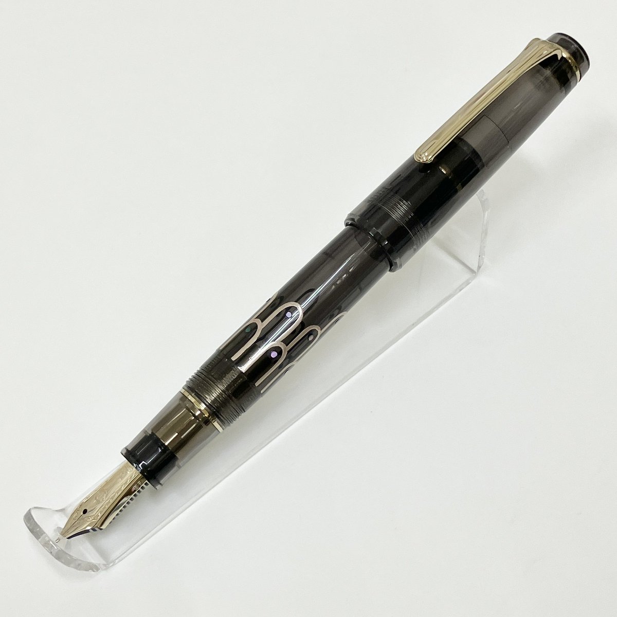 mznihonbashi's tweet photo. 【B1F万年筆】#セーラー万年筆 #ClassicKo シリーズより新発売 『#AlaSV』
同軸の神秘的なデザイン『アーラSV』は、神話に登場する神々の羽からインスピレーションを受けています。銀蒔絵に螺鈿をあしらった、瑞々しい表情をお楽しみください。
ペン先:21金、MF、大型
価格:¥99,000(税込) https://t.co/YcpWPrd5IY