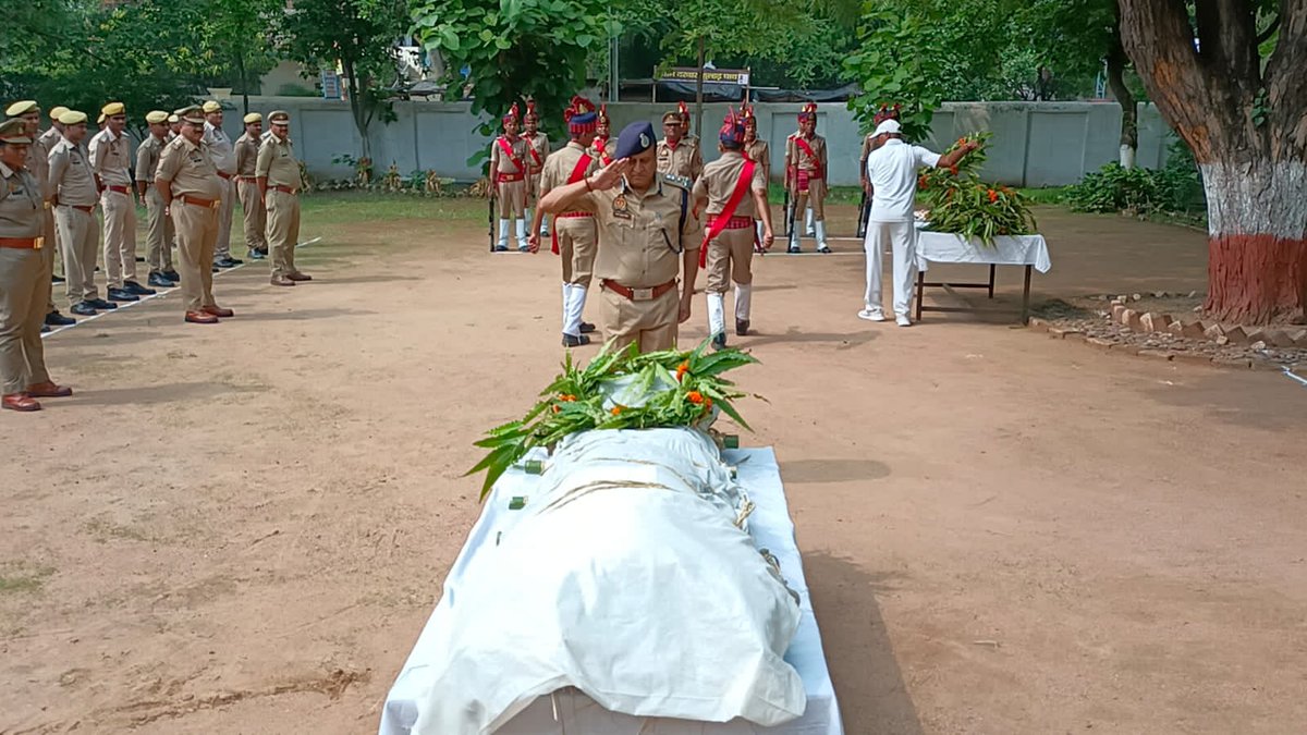 bandapolice's tweet photo. #bandapolice पुलिस लाइन में शोक परेड में मृत पुलिसकर्मी को भावभीनी श्रद्धांजलि अर्पित कर दी गई शोक सलामी । श्रीमान् पुलिस उपमहानिरीक्षक @rangechitrakoot तथा #SPBanda द्वारा मृत पुलिसकर्मी को रीत चढ़ाकर दी गई श्रद्धांजलि ।
#UPPolice
#अंकुर_अग्रवाल https://t.co/OPdinVaqzc