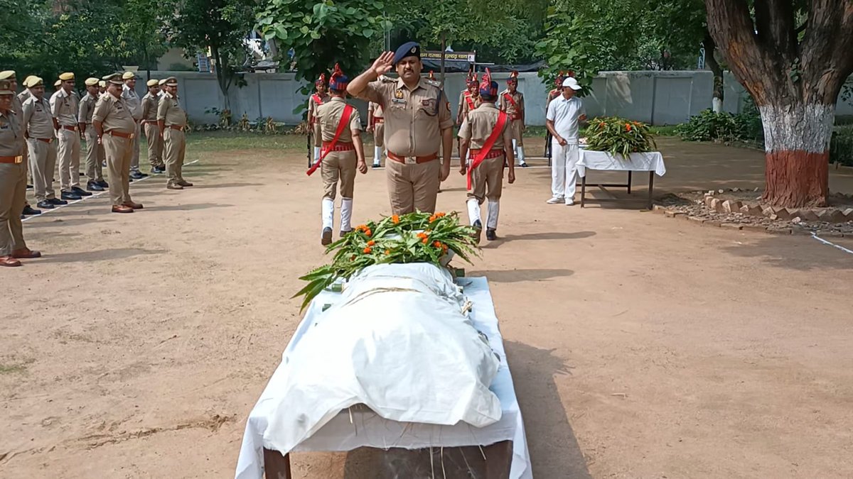 bandapolice's tweet photo. #bandapolice पुलिस लाइन में शोक परेड में मृत पुलिसकर्मी को भावभीनी श्रद्धांजलि अर्पित कर दी गई शोक सलामी । श्रीमान् पुलिस उपमहानिरीक्षक @rangechitrakoot तथा #SPBanda द्वारा मृत पुलिसकर्मी को रीत चढ़ाकर दी गई श्रद्धांजलि ।
#UPPolice
#अंकुर_अग्रवाल https://t.co/OPdinVaqzc