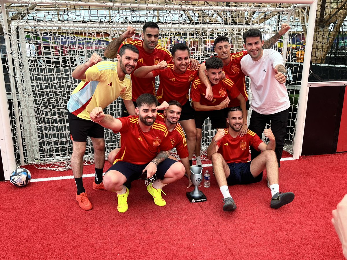 What a crazy weekend in Paris ❤️
Unreal we were able to do this.

Almost 70 managers from 7 different 🇪🇺countries together with the same passion: <a href="/Sorare/">Sorare</a> and Football ☺️

Big thanks to all the people who came around and all the captains for your support 🫶

It shows how strong