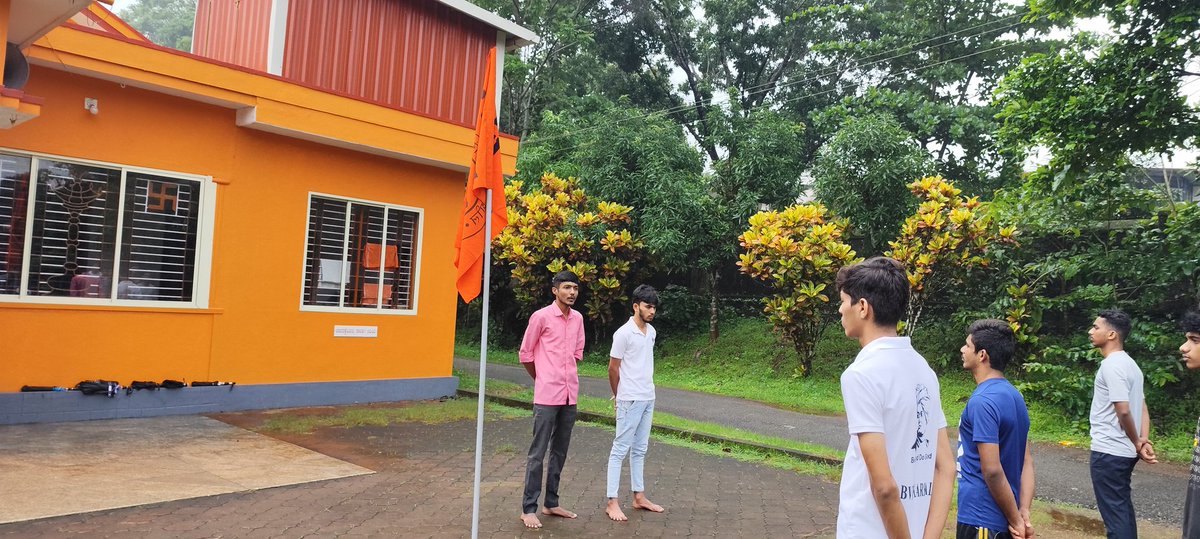 ABVP_Karkala's tweet photo. ಅಖಿಲ ಭಾರತೀಯ ವಿದ್ಯಾರ್ಥಿ ಪರಿಷತ್ ಕಾರ್ಕಳ ವತಿಯಿಂದ 76ನೇ ರಾಷ್ಟ್ರೀಯ ವಿದ್ಯಾರ್ಥಿ ದಿವಸದ ಅಂಗವಾಗಿ ದ್ವಜಾರೋಹಣ ಕಾರ್ಯಕ್ರಮ ಮಾಡಲಾಯಿತು.
#Rastriyavidyarthidivas
#ABVPKarkala
#ABVPUdupi https://t.co/5iOWDDe01e