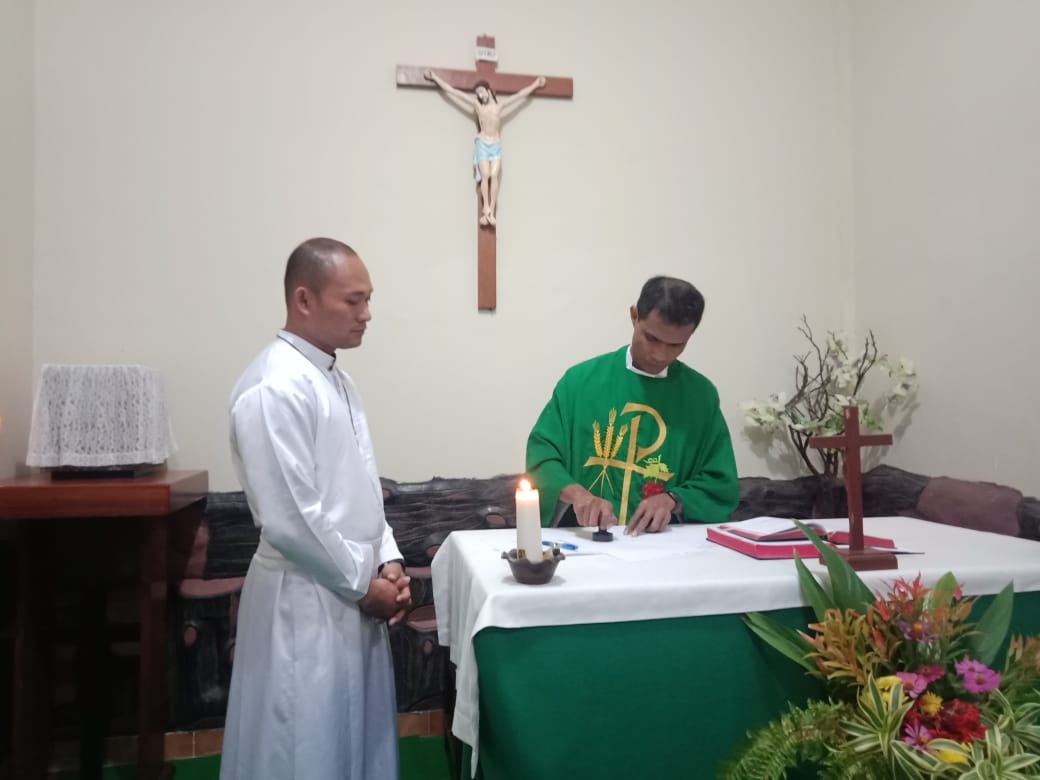 EscolapiosBTN's tweet photo. Renovación de votos en Kupang
:::::
El pasado 5 de julio el Junior Markus Titirloloby renovó sus votos en presencia del P. Marcelino Leo y la comunidad religiosa.
👉https://t.co/lXnhS8ulRm
#Skolapios #Escolapios #Vocación #Calasanz #EscolapiosBTN https://t.co/kdsgtGZIqm