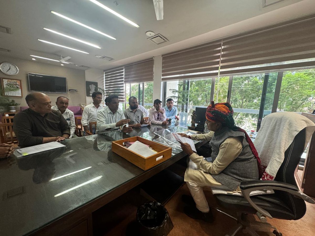 ગાંધીનગર, સચિવાલય સ્થિત કાર્યાલય ખાતે ગુજરાતના બોર્ડર વિસ્તારમા વસતા નાગરિકોએ શુભેચ્છા મુલાકાત લઈ સન્માન કર્યું; સન્માન બદલ સૌનો અંતઃકરણપૂર્વક આભાર માન્યો. 

મુલાકાત દરમિયાન નાગરિકોના પશુપાલન વિભાગને લગતા વિવિધ પ્રશ્નો પર ચર્ચા કરી અને તેના સુખદ નિરાકરણ માટે આશ્વાસન આપ્યું.