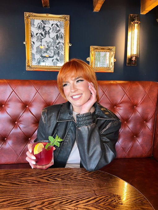 GIRLS IT&rsquo;S ME, I&rsquo;m here to announce that applications for @OTR_Models CLOSE TONIGHT at 6pm &amp; we won&rsquo;t