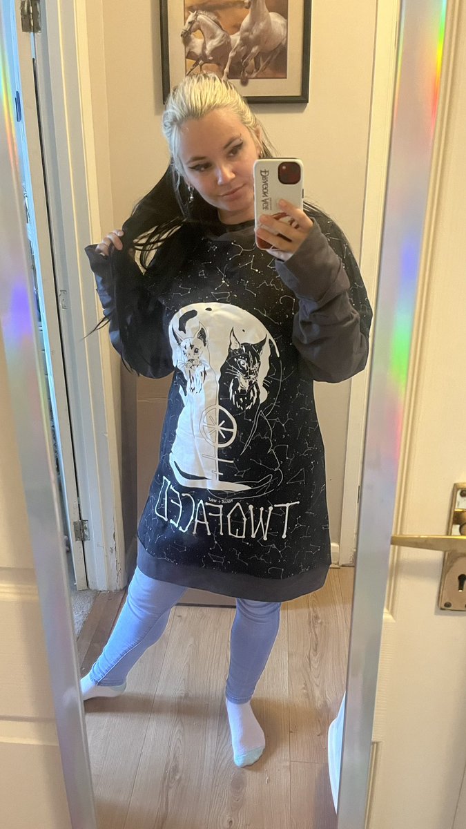 's tweet image. New sweater making me look short but starry 😍
From @RogueAndWolf #NotSpon