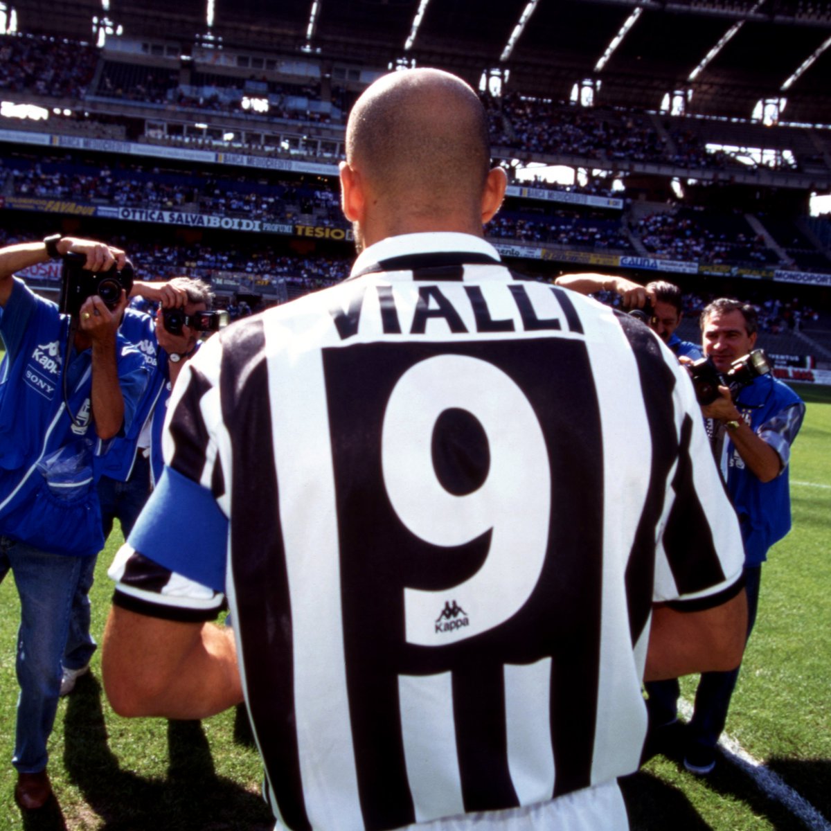 juventusfc's tweet photo. «𝐺𝑖𝑜𝑐𝑎𝑟𝑒 𝑛𝑒𝑙𝑙𝑎 𝐽𝑢𝑣𝑒𝑛𝑡𝑢𝑠 𝑒̀ 𝑢𝑛 𝑜𝑛𝑜𝑟𝑒 𝑒 𝑢𝑛 𝑜𝑛𝑒𝑟𝑒: 𝑠𝑒𝑛𝑡𝑖 𝑖𝑙 𝑝𝑒𝑠𝑜 𝑑𝑒𝑙𝑙𝑎 𝑚𝑎𝑔𝑙𝑖𝑎, 𝑖𝑙 𝑑𝑜𝑣𝑒𝑟𝑒 𝑑𝑖 𝑟𝑖𝑐𝑜𝑛𝑠𝑒𝑔𝑛𝑎𝑟𝑙𝑎 𝑝𝑖𝑒𝑔𝑎𝑛𝑑𝑜𝑙𝑎 𝑝𝑒𝑟 𝑏𝑒𝑛𝑒 𝑒 𝑟𝑖𝑝𝑜𝑛𝑒𝑛𝑑𝑜𝑙𝑎 𝑢𝑛 𝑝𝑜' 𝑝𝑖𝑢̀ 𝑖𝑛 𝑎𝑙𝑡𝑜 𝑑𝑖 𝑑𝑜𝑣𝑒 𝑙'𝑎𝑣𝑒𝑣𝑖 𝑝𝑟𝑒𝑠𝑎»

Gianluca Vialli.