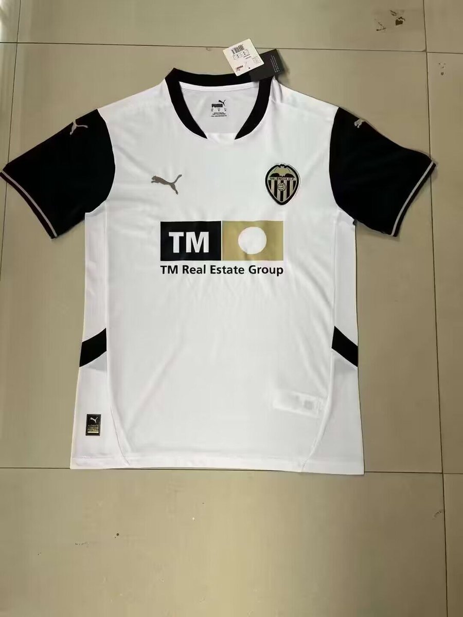 ¡Ya tenemos todas las nuevas equipaciones 24-25! Camisetas pre-entreno, chándals, ediciones especiales... ¡Pedidos al DM!😁