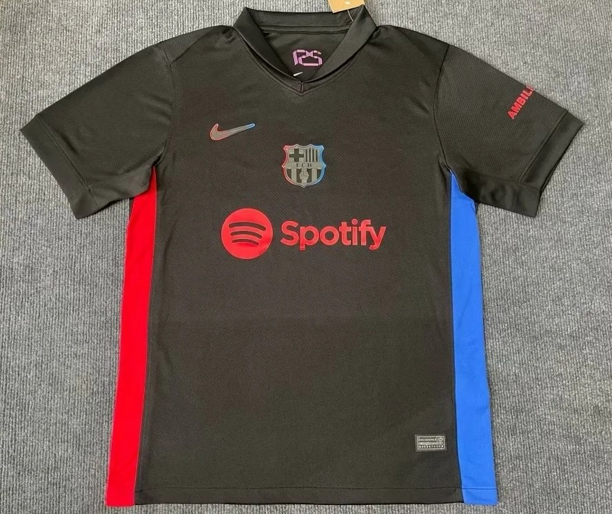 OffSide_esp's tweet photo. ¡Ya tenemos todas las nuevas equipaciones 24-25! Camisetas pre-entreno, chándals, ediciones especiales... ¡Pedidos al DM!😁 https://t.co/A9VT2TNHcB