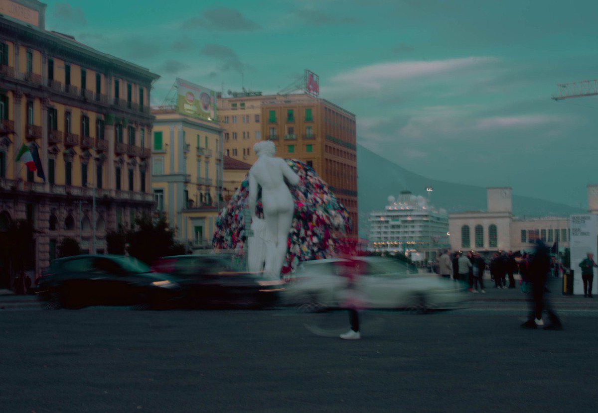 blondesloth's tweet photo. All around me is fast moving https://t.co/DjdBS1MA6N