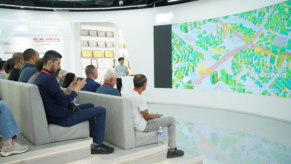 SuperMap__GIS's tweet photo. Representatives from multiple #Arab States visited #SuperMap! Focusing on transportation, logistics and urban management, we introduced SuperMap #GIS technology and its application. Glab to have communication with everyone! Welcome more international friends to visit SuperMap! https://t.co/x9xHHRfhyz
