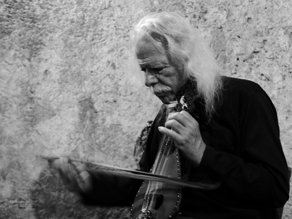 JazzonCrete's tweet photo. The honourable Ross Daly together with Kelly Thoma at Vlatos Jazz Summer 2024 🎻🪕🪘
#vlatos #jazz #worldmusic #rossdaly #kellythoma https://t.co/UKxaczVdaY