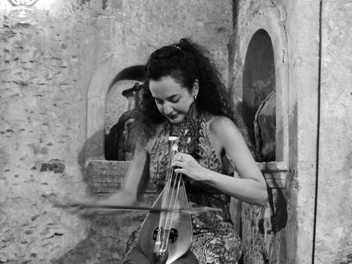 JazzonCrete's tweet photo. The honourable Ross Daly together with Kelly Thoma at Vlatos Jazz Summer 2024 🎻🪕🪘
#vlatos #jazz #worldmusic #rossdaly #kellythoma https://t.co/UKxaczVdaY