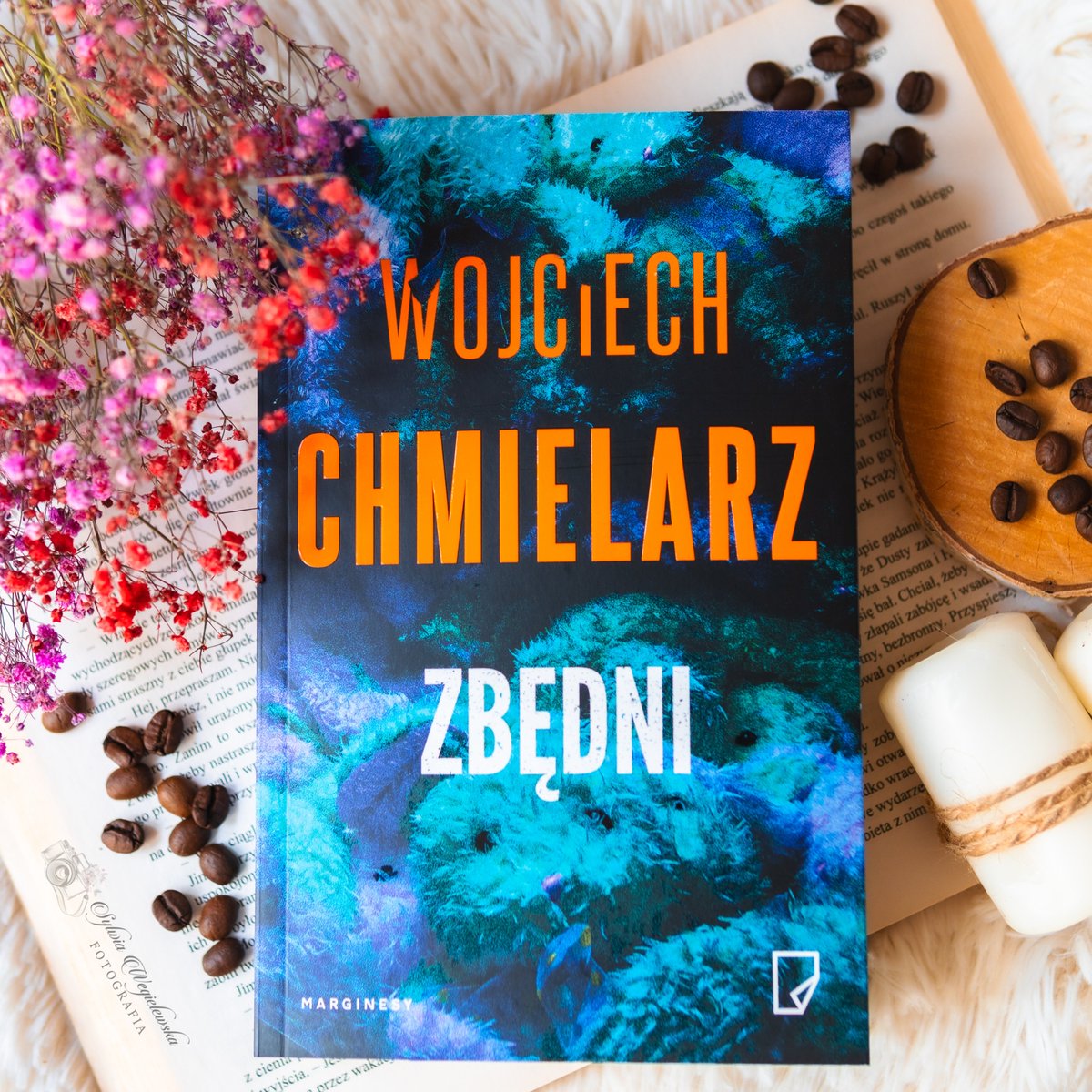 SWgielewska's tweet photo. "Zbędni" #WojciechChmielarz za mną. Czy warto było poświęcić tej powieści czas? O tym dziś na blogu, zapraszam :)
https://t.co/GzlIs5xkHA
#ksiazkara #TwitteroweKsiazkary #zbedni #thriller #ksiazka #opinia #recenzja #bookflatly #ksiazkowe #book #read https://t.co/JJMvlYSX44