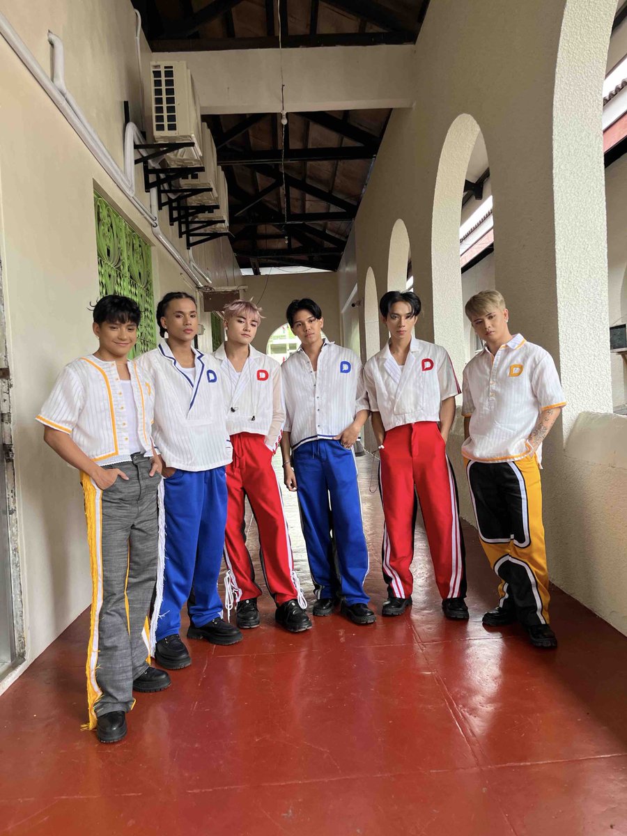 LOOK: Outfit reveal ng ating 6inoos! ❤️💛💙

Ready na sila for their opening performance today! Abangan 🤩

<a href="/TaneoSeb/">Taneo</a> <a href="/modiggity00/">MO</a> <a href="/JaoPaoJaoPao/">Alamat Jao</a> <a href="/thisisnotomas/">tás</a> @Rji_official <a href="/AlasDaGreat/">ALAS</a> 

#GalingDITOsaPalaro2024 #GalingDITO