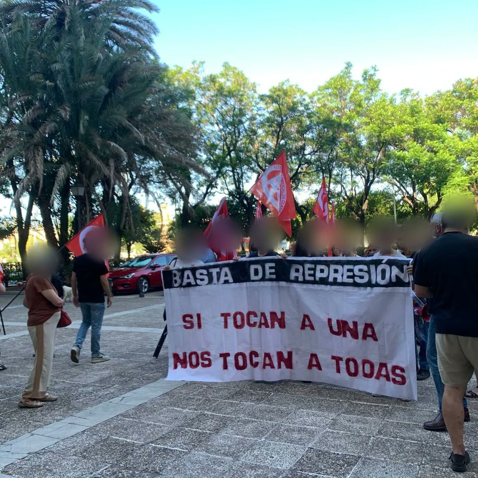USporPalestina's tweet photo. Estamos en los Juzgados protestando contra la represión a uno de nuestros compañeros por el encierro en el decanato. Seguimos exigiendo la dimisión del rector Miguel Ángel Castro por sionista y represor - ¡Somos estudiantes, no criminales! https://t.co/unZOFixydG