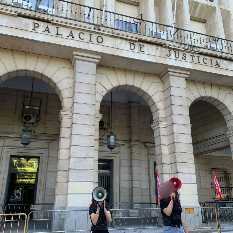 Estamos en los Juzgados protestando contra la represión a uno de nuestros compañeros por el encierro en el decanato. Seguimos exigiendo la dimisión del rector Miguel Ángel Castro por sionista y represor - ¡Somos estudiantes, no criminales!