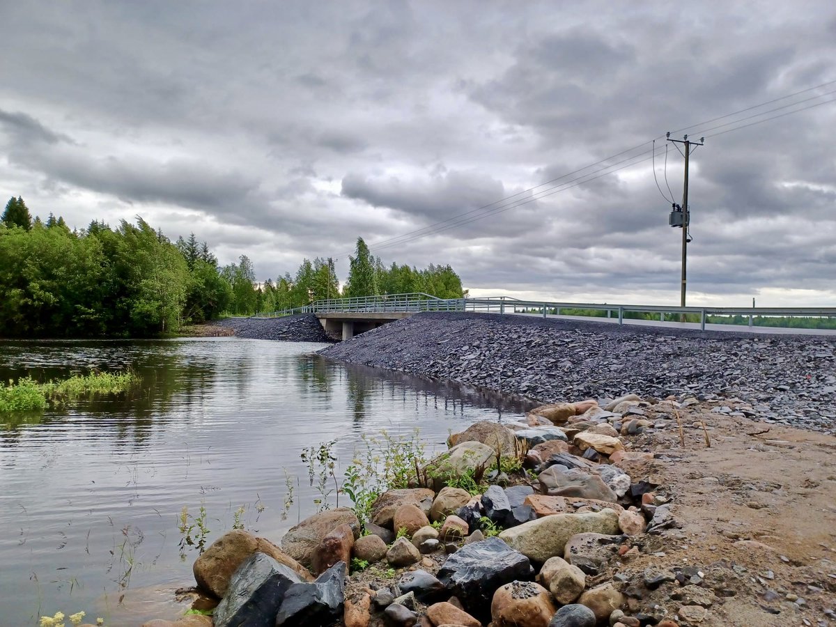 vrj_group's tweet photo. Iin Pukkinokan silta on nyt luovutuskatselmoitu ja valmis VRJ:n osalta. Liikenne uudella sillalla kulkee normaalisti.

Uusi leveämpi silta parantaa liikennöintiä ja aiempaa leveämpi virtausaukko myös veden virtaamaa. Vanha, vuonna 1967 rakennettu silta purettiin samalta paikalta. https://t.co/uFLHDt5u6X