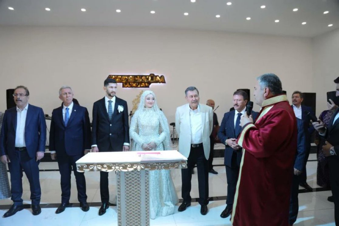 Mansur Yavaş ve Melih Gökçek, aynı düğünde nikah şahidi oldu.