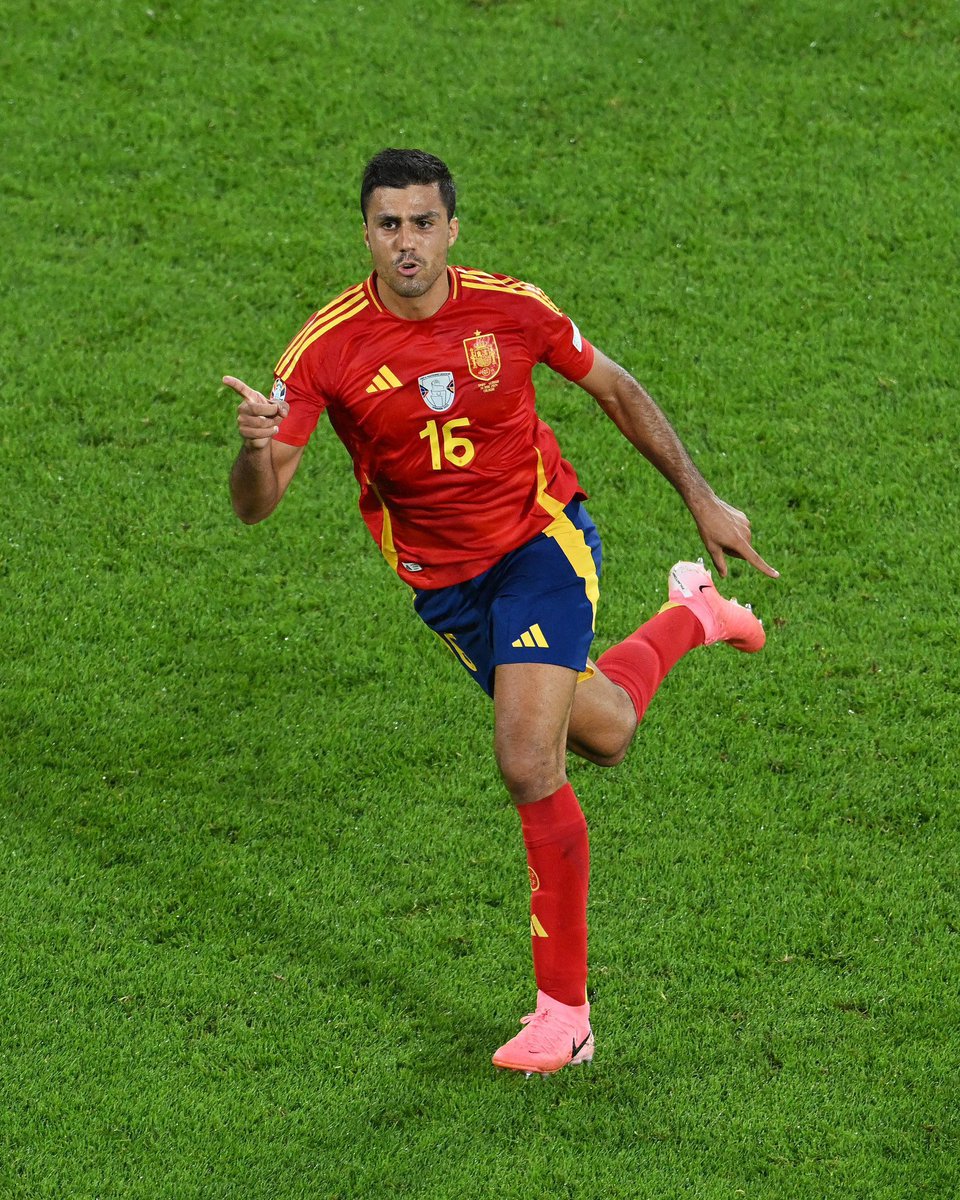 pundit_jay's tweet photo. If football didn't become a PR stunt, Rodri would be top 2 favourite for the Ballon d'or but just cos his position isnt sexy &amp; Perez is footballs ultimate cartel boss they're ignoring Rodders.

U dont have to be a City fan to know its insulting to our eyes &amp; intelligence #MCFC https://t.co/Jixe6ejkR3