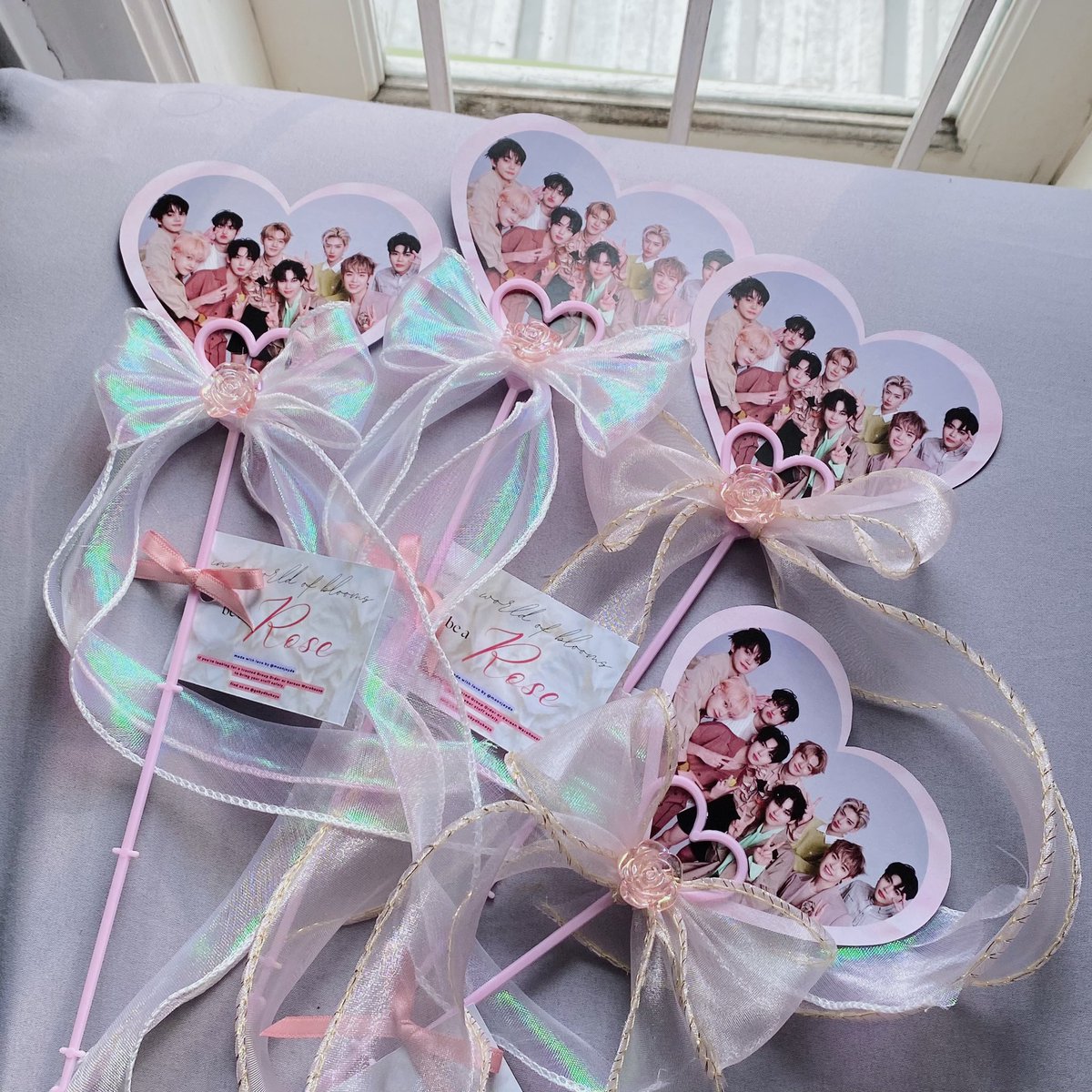 gobydhuhayu's tweet photo. freebies #MerchByDhuhayu for ZB1 1st ANNIVERSARY EVENT "𝐺𝑎𝑟𝑑𝑒𝑛 𝑜𝑓 𝑅𝑜𝑠𝑒𝑠: 𝑃𝑟𝑜𝑙𝑜𝑔𝑢𝑒" 🌹

See you there, Zerose!👀🎀 https://t.co/eSdHARd0Wy