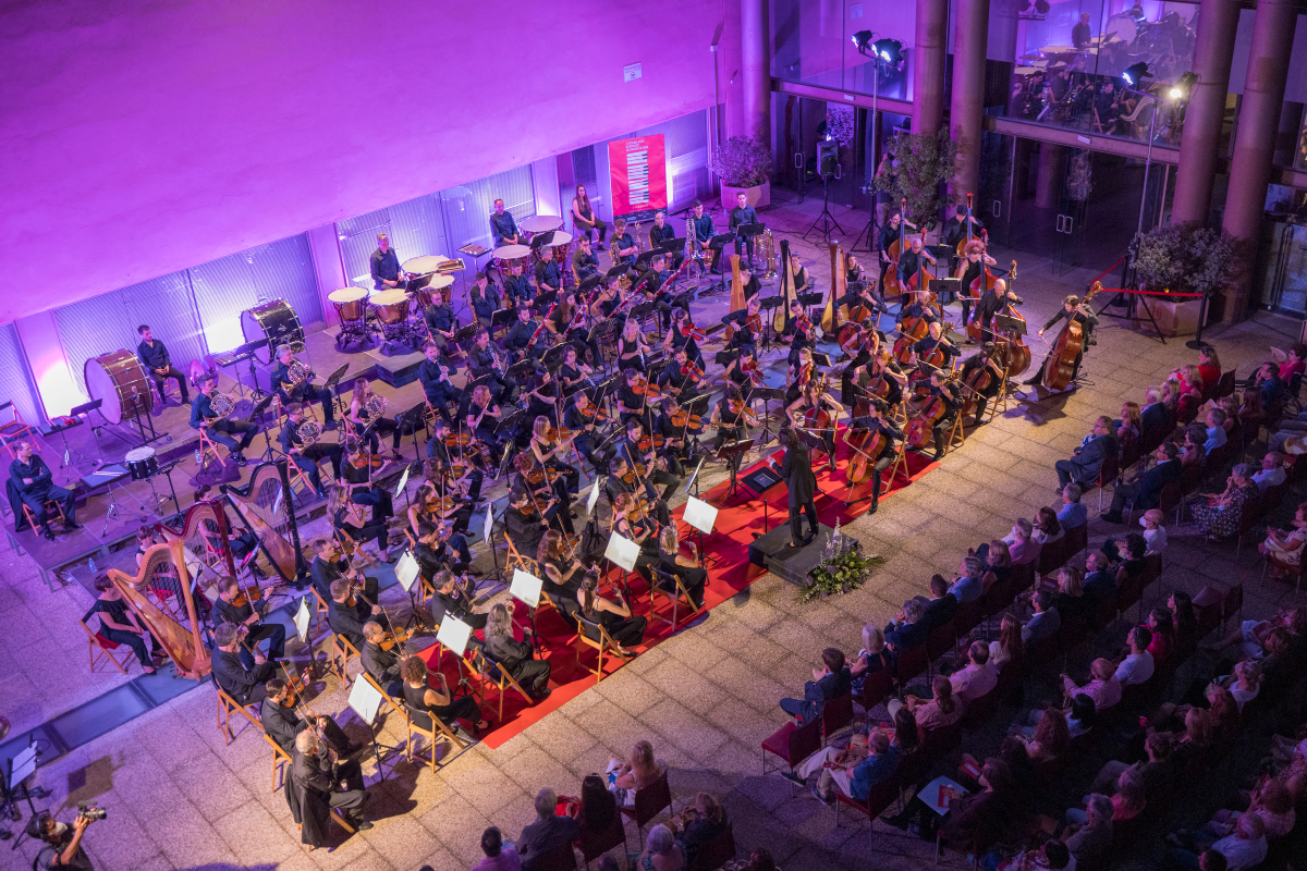 FundacionORCAM's tweet photo. La Orquesta y Coro de la @ComunidadMadrid interpretará 'Sueño de una noche de verano' de #Mendelssohn en el @FesAsisaVilla 🎶🌙

🎼 Dirige José Miguel Pérez Sierra @JMPerezSierra 

🎵 Con dos #sopranos solistas de excepción, Mercedes Lario y Sandra Cotarelo. https://t.co/AZmQWtd1xR
