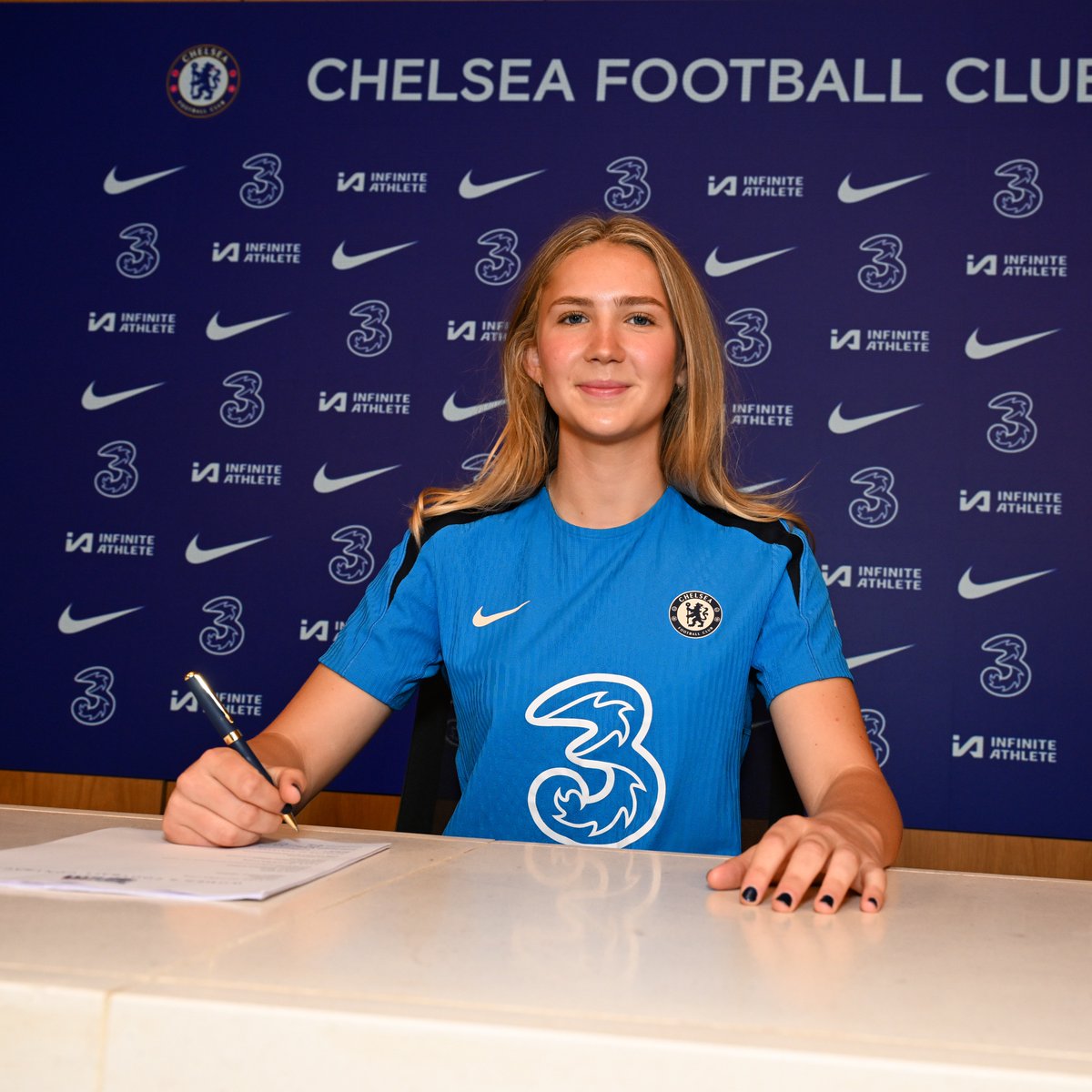 ChelseaFCW's tweet photo. Greta Humphries has signed her first professional contract with Chelsea at the age of 18. 🙌